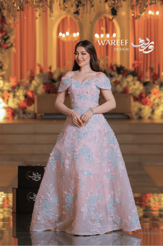 فستان سهرة بكتف مكشوف وورود مطرزة