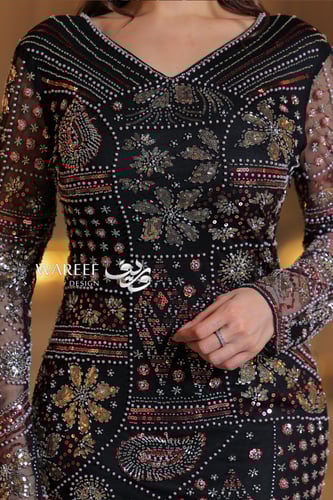 فستان اسود ضيق مزين بالتطريز الملون