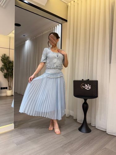 طقم بلوزة وتنورة أزرق فاتح بتفاصيل لؤلؤية ولمسة أن...