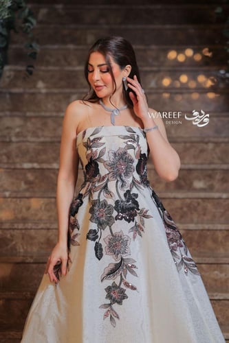 فستان سهره ابيض مزين بالشك المشجر