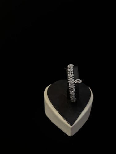 طقم ألماس فاخر بتصميم متدرّج على شكل قطرة