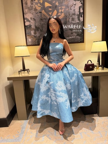 فستان سهرة أزرق سماوي بنقشة ناعمة وقصّة ميدي منفوش...
