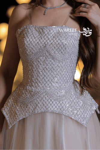 فستان سهرة طويل سكري بتطريزات فاخرة وتفاصيل تول نا...