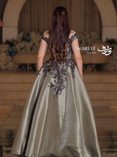 فستان سهره اوف شولدر باللون الزيتي