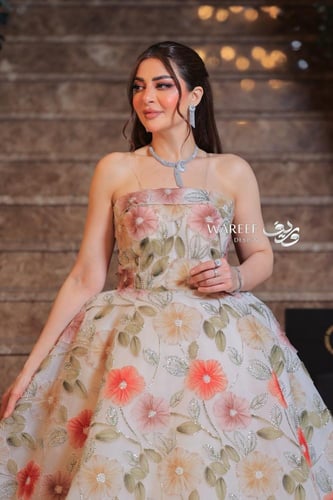 فستان ملكة فخم مزين بالشك المورد