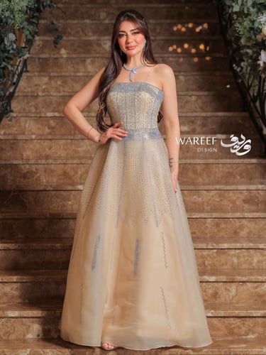 فستان سهرة باللون البيج مزين بتطريز لامع وفخم