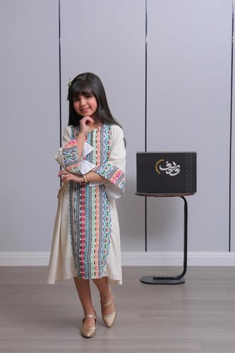 جلابية بناتي أوف وايت بنقشة تراثية ملونة