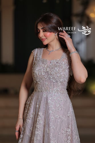 فستان سهرة لافندر تول مطرز بالزهور والكريستال قصة...