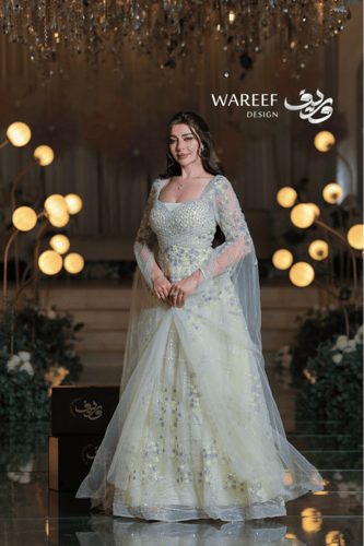 فستان سهرة ليموني مطرّز بلمسات فضية ساحرة وأكتاف ش...