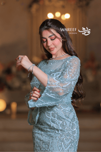 فستان سهرة سماوي مطرّز بالكامل بنقوش ناعمة وأكمام...