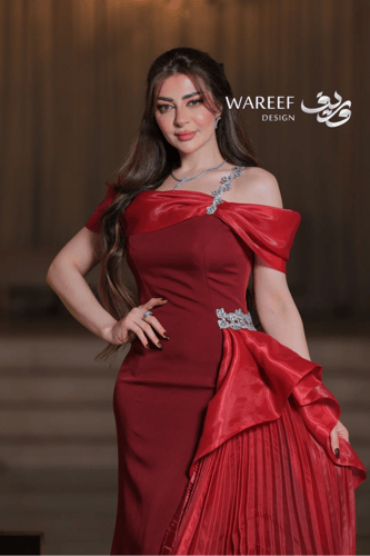فستان أحمر طويل ناعم ملكي بقصة اوف شولدر