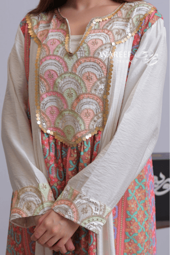 جلابية أوف وايت بنقوش تراثية متعددة الألوان