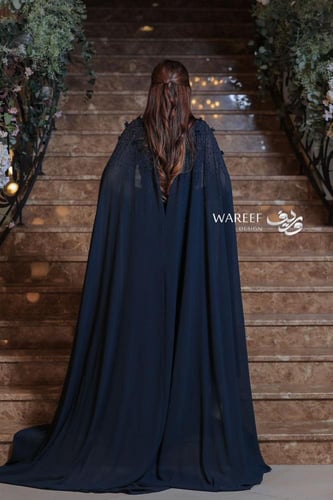 فستان سهره كحلي بجناح خلفي يغطي الاكتاف