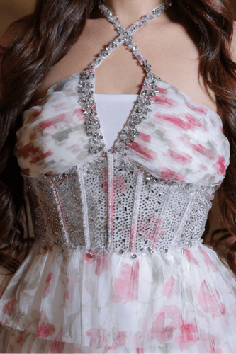 فستان سهرة أبيض بنقشة وردية وطبقات تول بتصميم هالت...