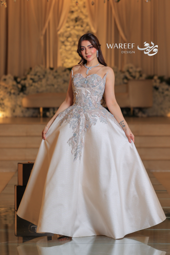 فستان ابيض لؤلؤي بدون اكمام مزين بالشك الفخم