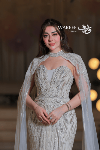 فستان سهرة شامبين مطرّز بالكامل مع كاب شفاف لإطلال...