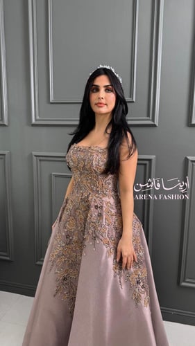 فستان سهرة بتصميم فخم وتطريز لامع مع قصة A-line جذ...