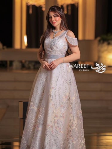 فستان سهرة باللون البيج مميز بتطريز مشجر