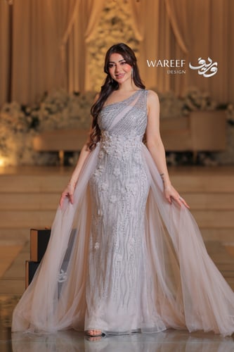 فستان ون شولدر موف فاتح ضيق بقصة مع ذيل تل وتطريز...