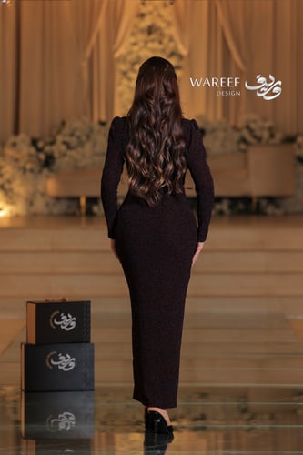 فستان عودي ضيق قصة V