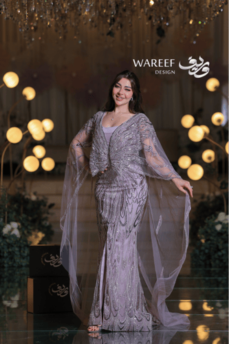 فستان سهرة لافندر مطرّز بالكامل بتصميم فاخر مع كاب...