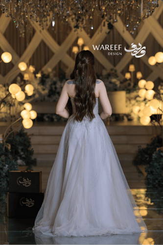 فستان سهرة طويل بتصميم كورسيه ناعم وتطريز لامع أني...