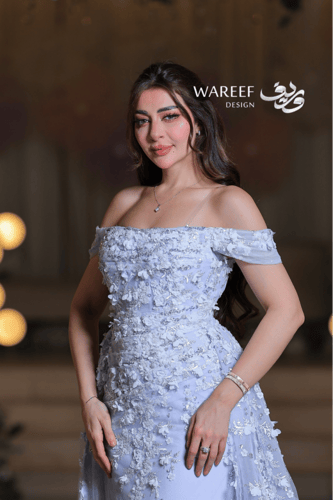 فستان سهرة سماوي مطرّز بالورود ثلاثية الأبعاد مع ذ...