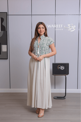 جلابية بيج بقصة طبقات وتطريز أخضر هندسي أنيق