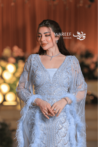 فستان سهرة فضّي ثلجي فاخر بتطريز كريستالي وأكمام ش...