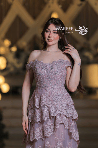 فستان سهرة دانتيل بطبقات متدرجة وتطريز فاخر