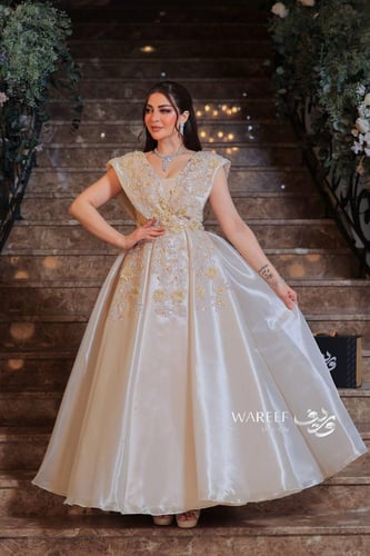 فستان سهره بقصة V باللون البيج مزين بالشك المورد