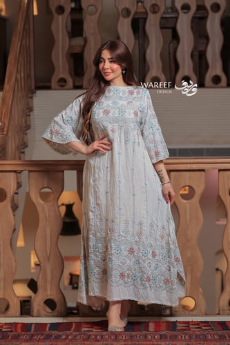 جلابية بيضاء طويلة قطن ناعم مطرزة بألوان هادئة وتص...