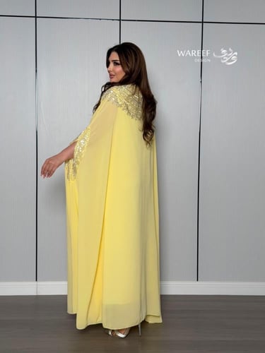 جلابية ليموني فاخرة بتطريز كريستالي وياقة ملكية