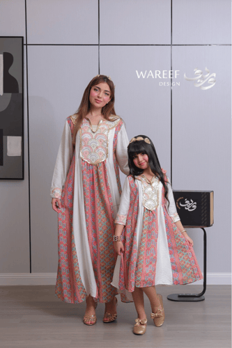 جلابية أوف وايت بنقوش تراثية متعددة الألوان