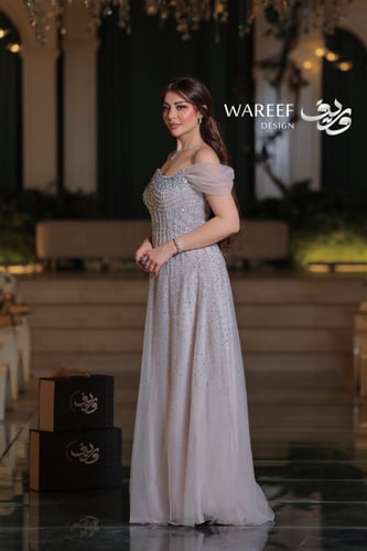فستان سهرة لحمي أكتاف منسدلة مطرز بالكريستال الفضي...