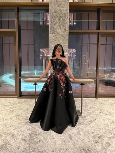 ‎فستان سهرة اسود منفوش بتطريزات ورود بارزة