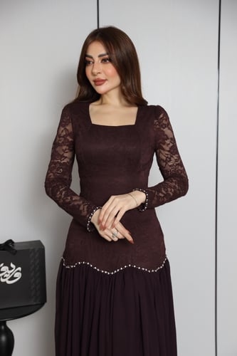 فستان عنّابي داكن بتصميم دانتيل فاخر وتنورة انسياب...