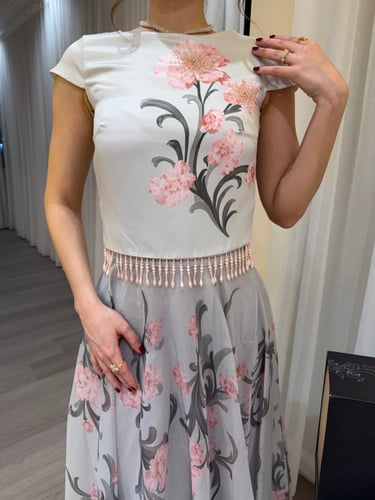 طقم بلوزة وتنورة أوف وايت ورمادي بتطريز زهري ولمسة...