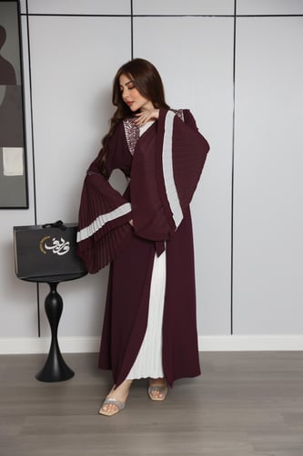 فستان عنّابي بتصميم طبقات وأكمام واسعة بتفاصيل أني...