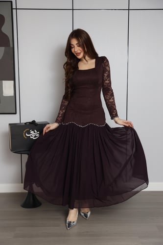 فستان عنّابي داكن بتصميم دانتيل فاخر وتنورة انسياب...
