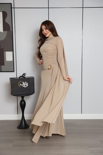 فستان بيج رملي بتجميعات ناعمة وتفاصيل كريستالية أن...