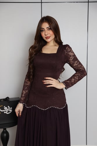 فستان عنّابي داكن بتصميم دانتيل فاخر وتنورة انسياب...