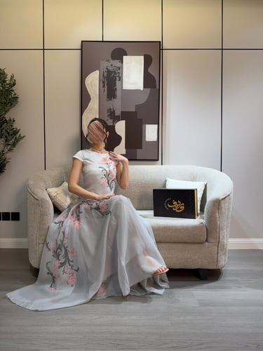 طقم بلوزة وتنورة أوف وايت ورمادي بتطريز زهري ولمسة...