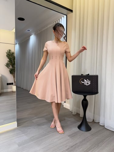 فستان ميدي وردي باستيل بقصّة أنثوية ناعمة وتفاصيل...