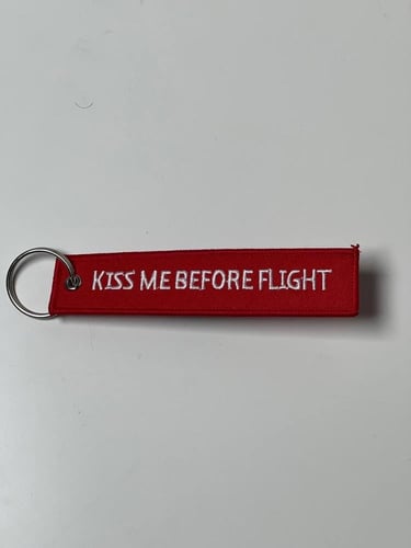 أحمر - Kiss me before flight