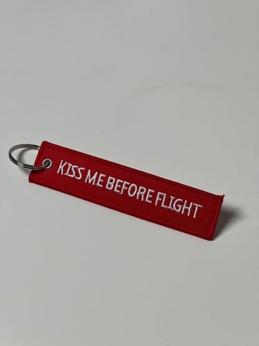 أحمر - Kiss me before flight