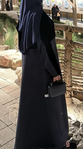 عبايه G05 مخمل كوري مع تفته -