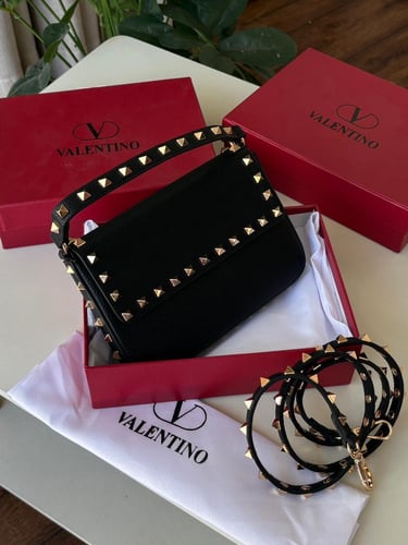 شنطة فالنتينو روكستد أسود فاخر 👜✨