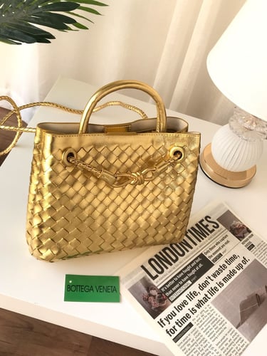 شنطة بوتيغا الذهبية فخامة الجلد المجدول بإطلالة مل...