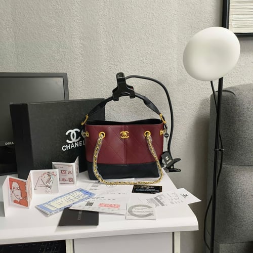 شنطة شانيل باكيت جلد ثنائي اللون (عنابي × أسود) 👜...